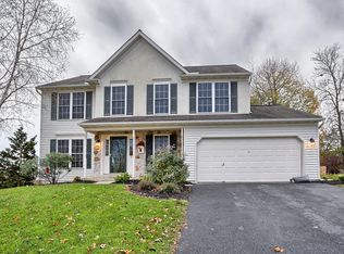 8 W Kestrel Dr, Denver, PA 17517