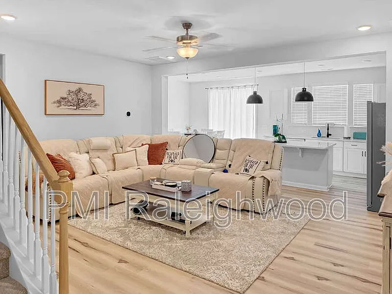 136 Kobus Ct — Photo 3