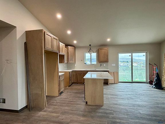 5th image of 910 Country Rd W