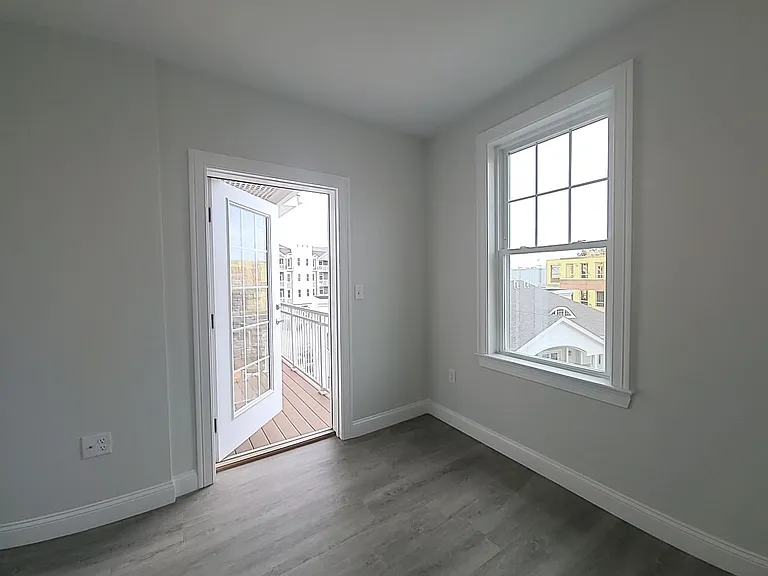320 Middlesex Ave #B305 — Photo 1