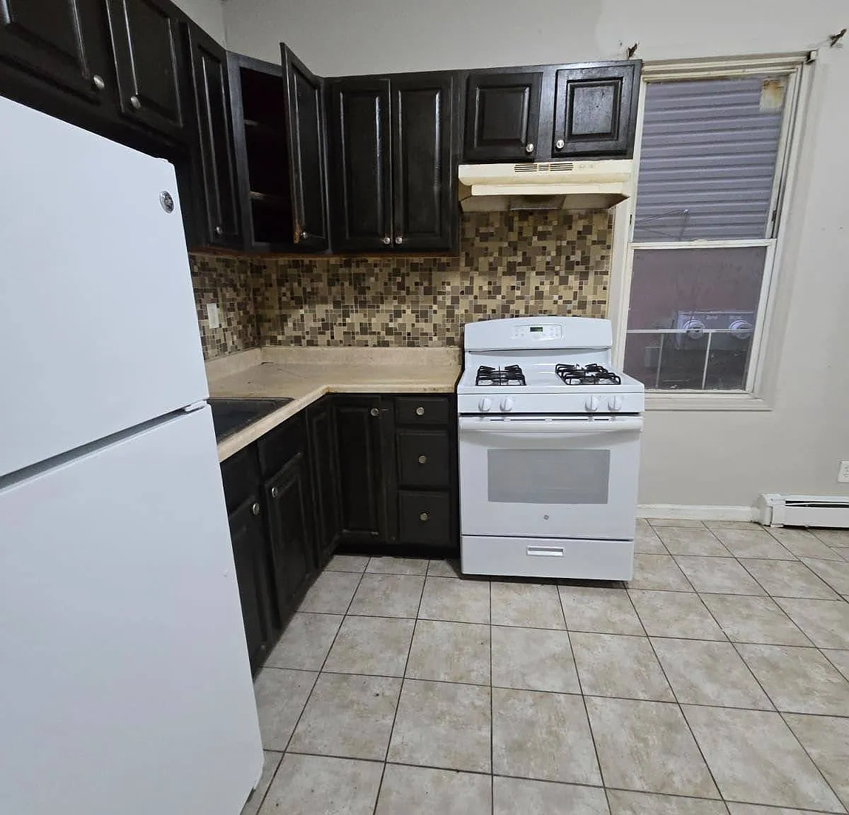 3 bed, 1000 sqft, $2,400 — Photo 2