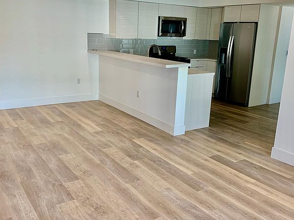 3rd image of 3945 Ingraham St #404