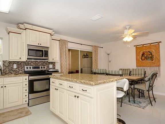 3rd image of 14151 Glen Cove Pl