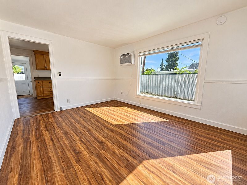 3rd image of 525 Ross Avenue