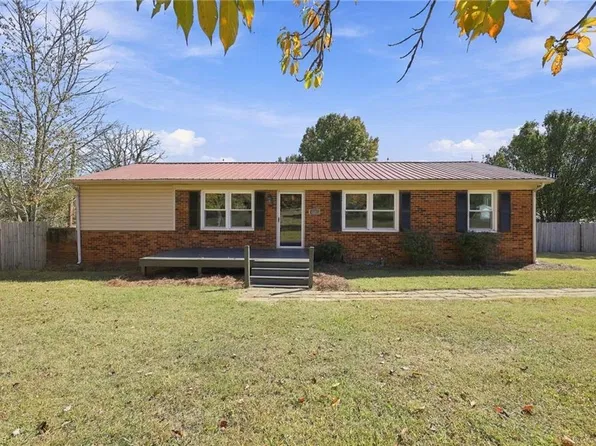 4228 Valley Cir, Thomasville, NC 27360
