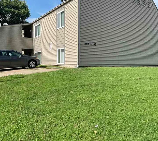 2104 Elm Ln #4 — Photo 1