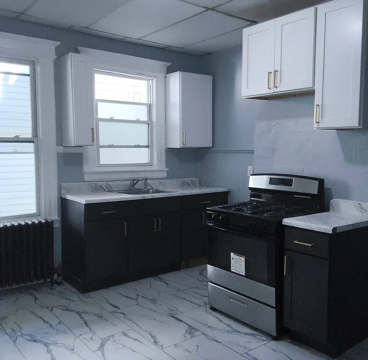 4 bed, $2,300 — Photo 1