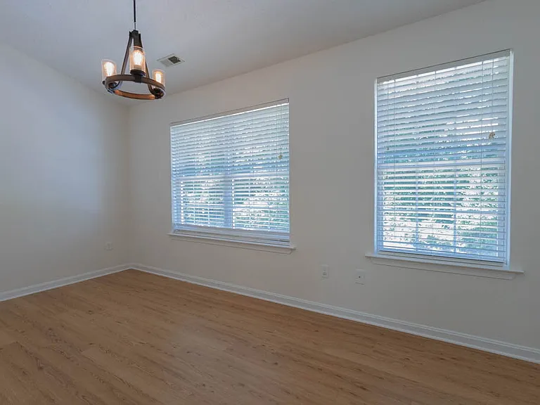 405 Lakeview Ct — Photo 19