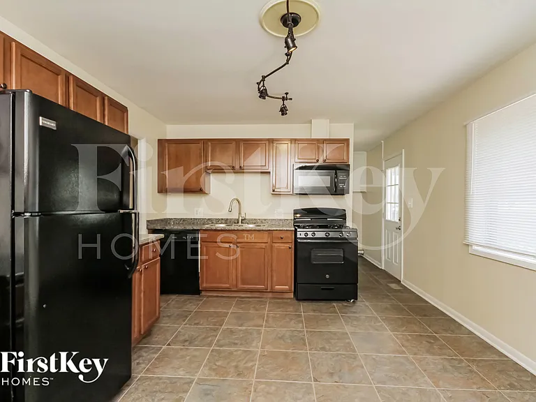 703 E Streamwood Blvd — Photo 6