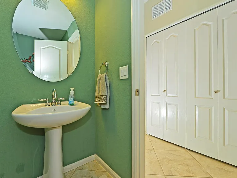 Downstairs 1/2 bathroom