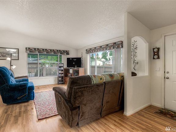 4th image of 10422 196th St Ct E