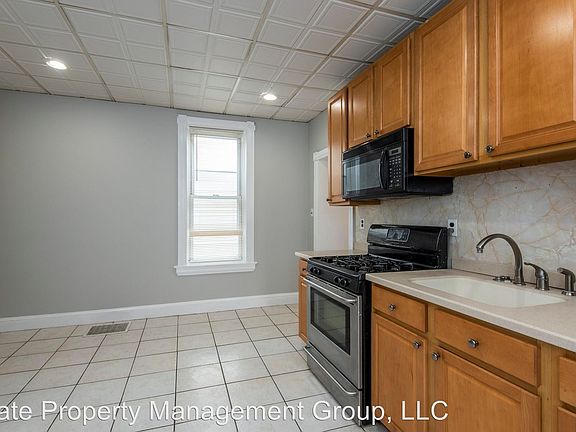 3rd image of 469 Leverington Ave #1