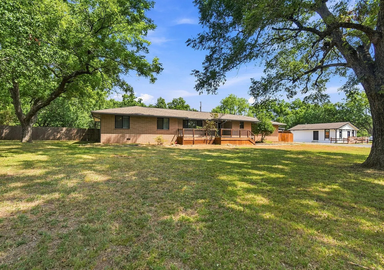 One Of A Kind Bixby Rental With Sprawling Yard! Move In Ready! — Photo 2