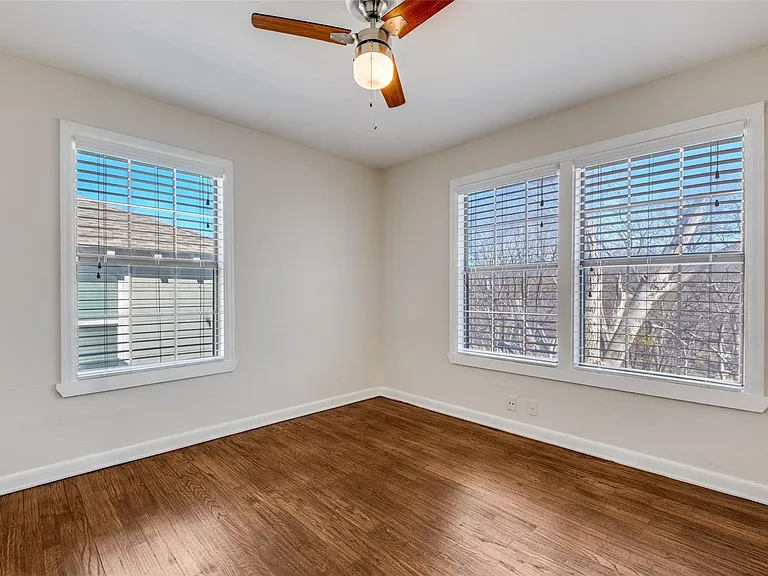 304 & 306 N Montreal Ave — Photo 9