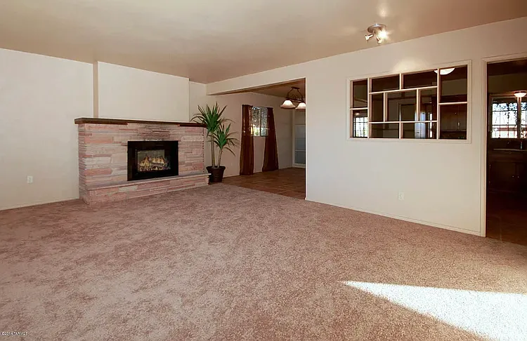 2301 E Glenn St — Photo 2