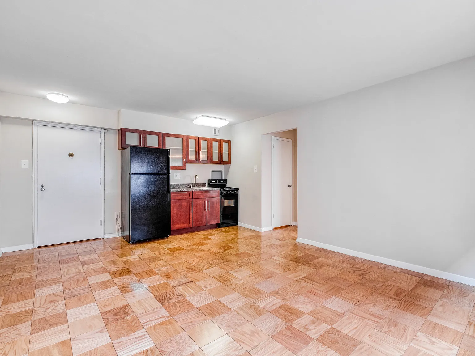 Capital Plaza Apartments — Photo 4