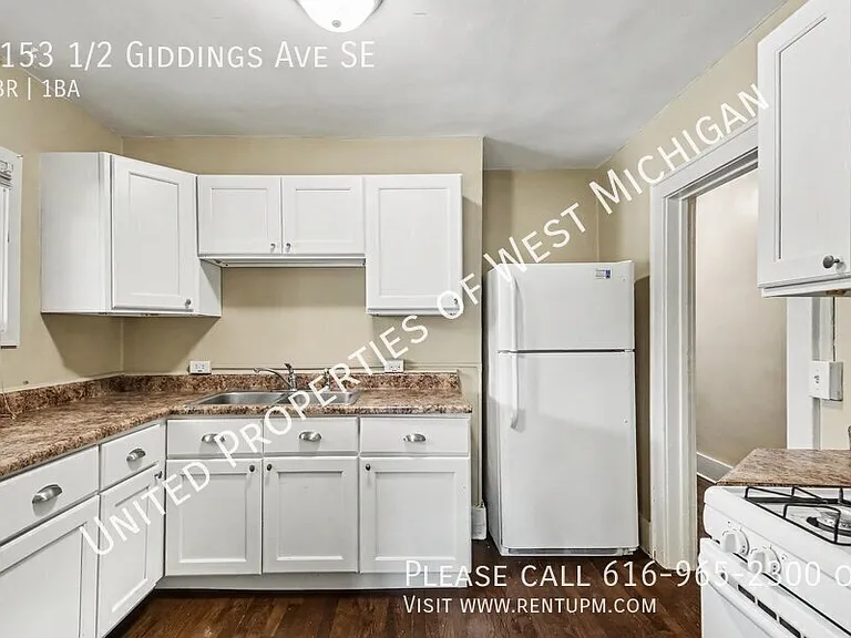 1153 1/2 Giddings Ave SE — Photo 1