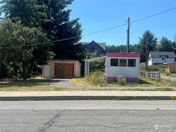 5th image of 204 N 1st St