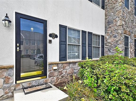 2nd image of 1785 Chateau Pl APT C