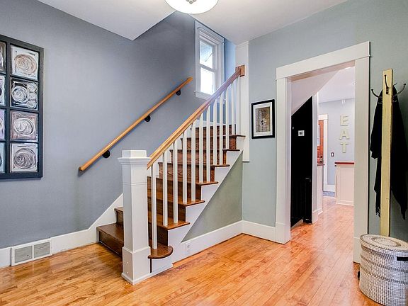 4th image of 2923 Buchanan St NE