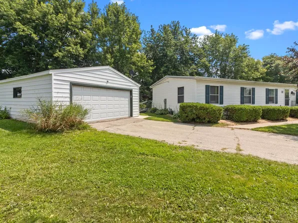 818 South Eastown Manor, Elkhorn, WI 53121