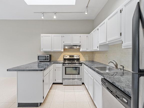 5th image of 54 Forest St APT 412