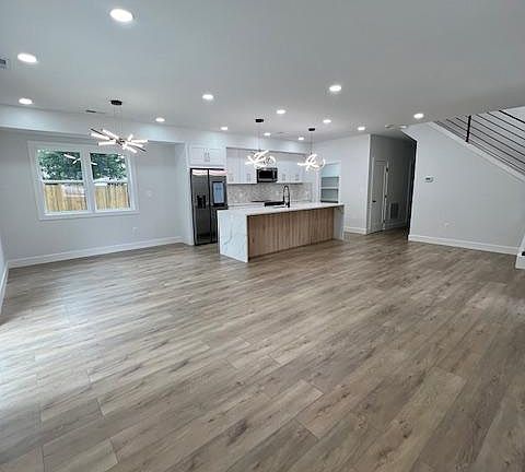 4th image of 2610 West St