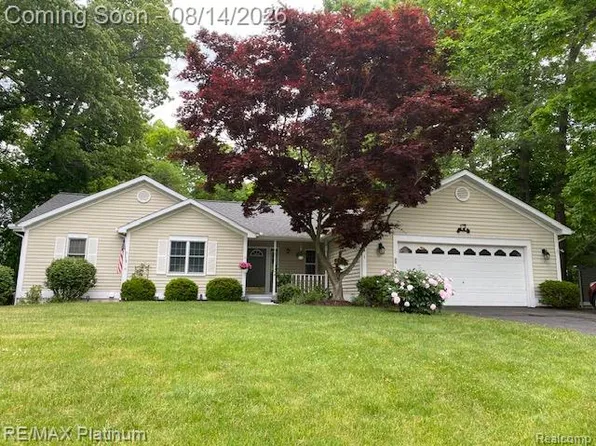 1841 Balmoral Dr, Brighton, MI 48114