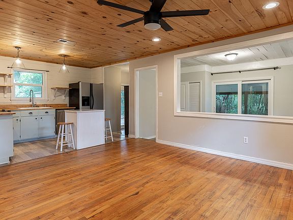 4th image of 556 Middle St