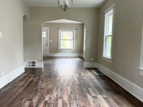 5th image of 917 W Shiawassee St