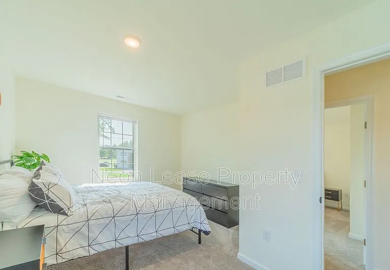 674 N Bedford St — Photo 20