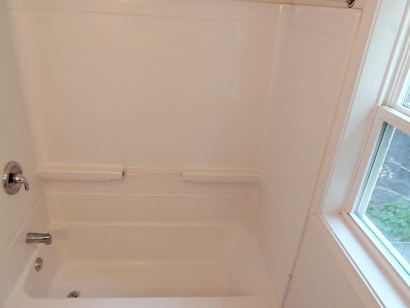 5th image of 1604 Arlington Ave Unit 4