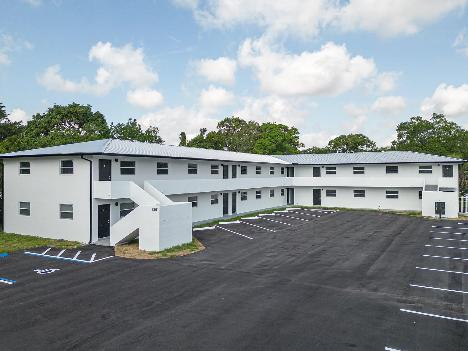 1301 Emerald Ter — Photo 2
