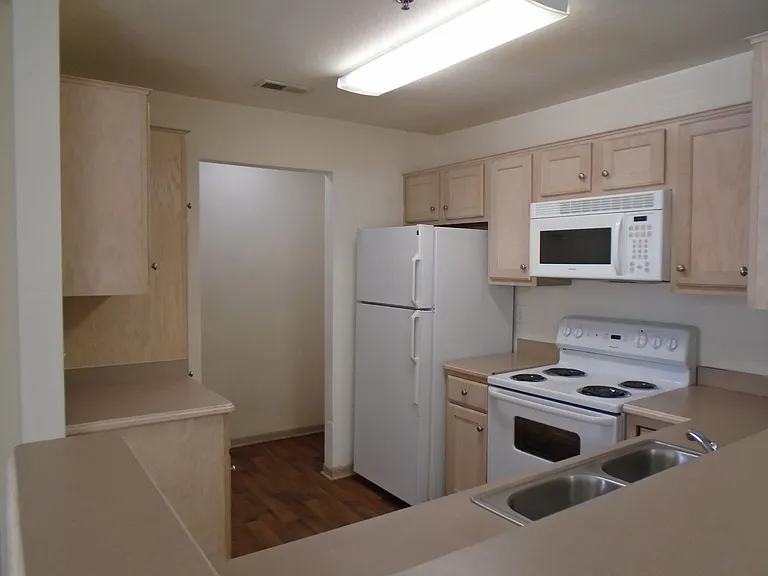 913 Westridge Dr #16 — Photo 2