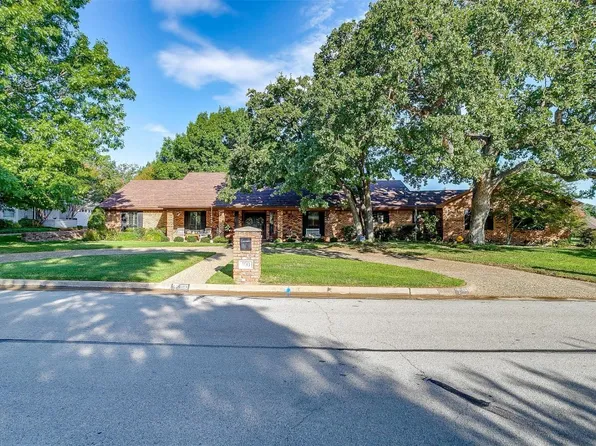 100 Meandering Ln, Burleson, TX 76028