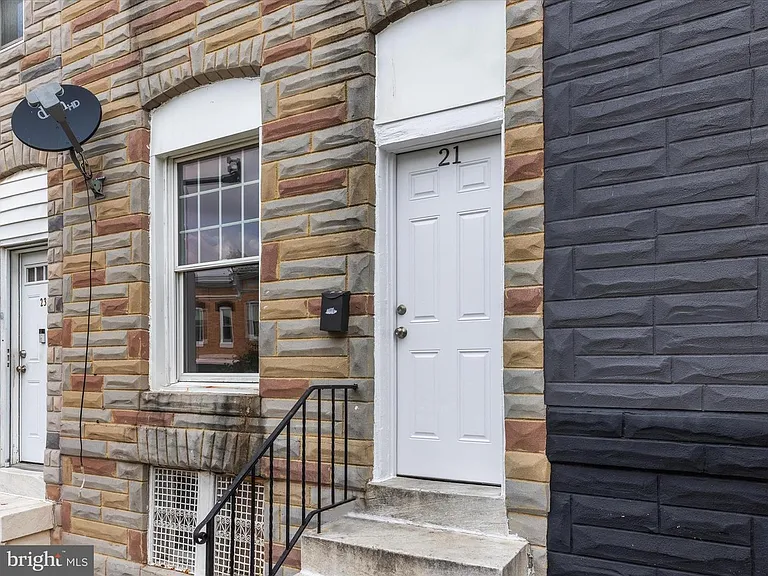 N Clinton St — Photo 13