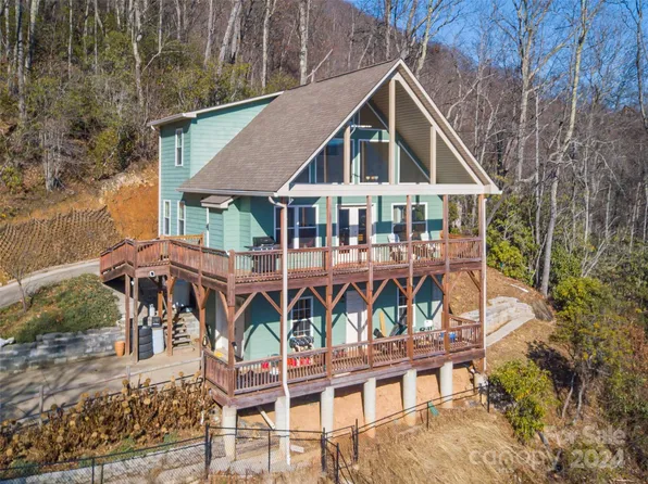117 Walnut Dr, Maggie Valley, NC 28751