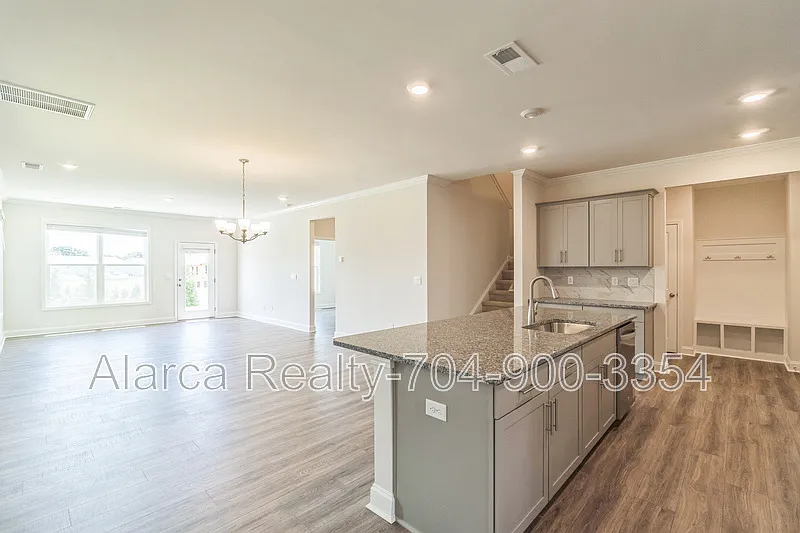 4 bed, 2570 sqft, $2,050 — Photo 3