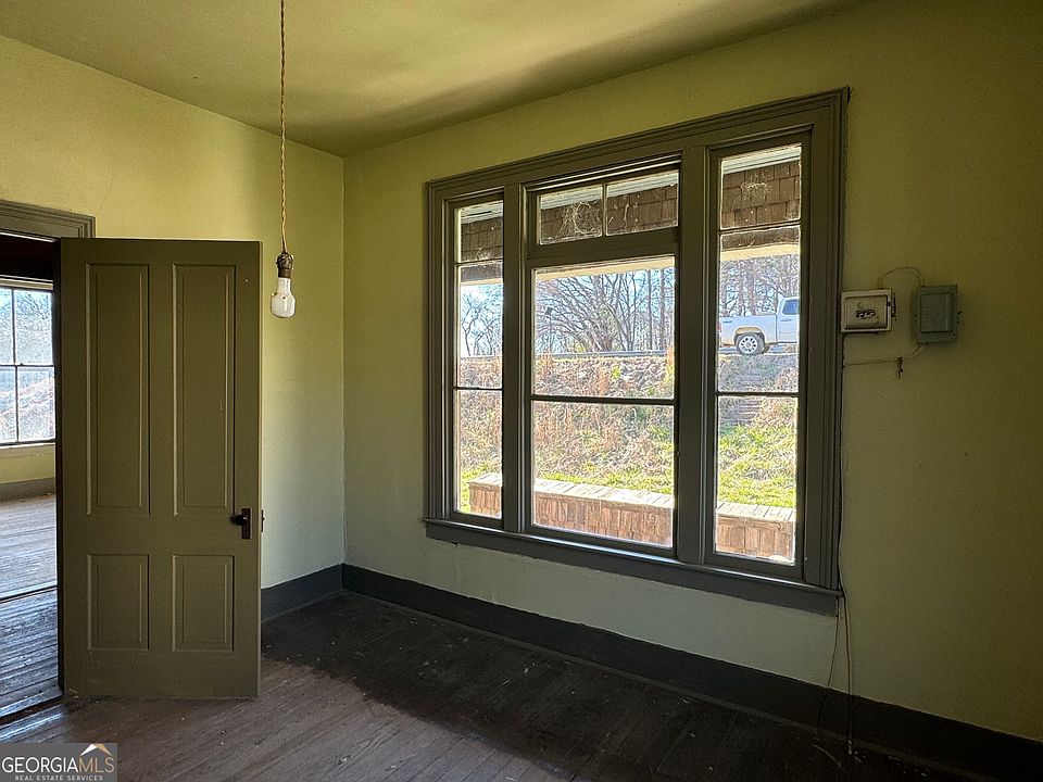 13th image of 9822 Jones St