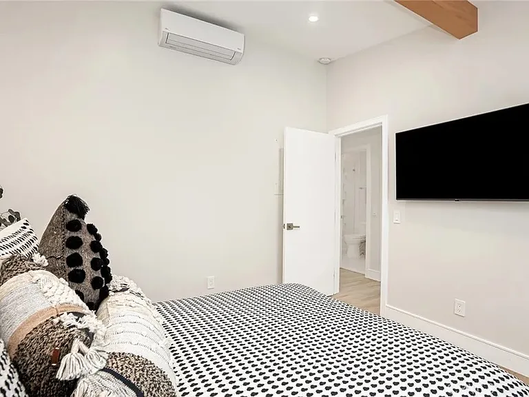 262 Barbara Ave — Photo 9