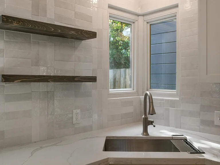925 Hawthorn Dr — Photo 6