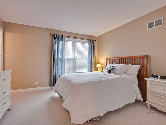 3rd image of 933 Lakewood Ct