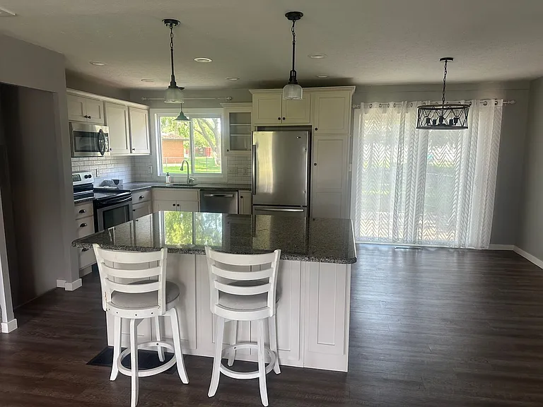 537 Memorial Dr E — Photo 8