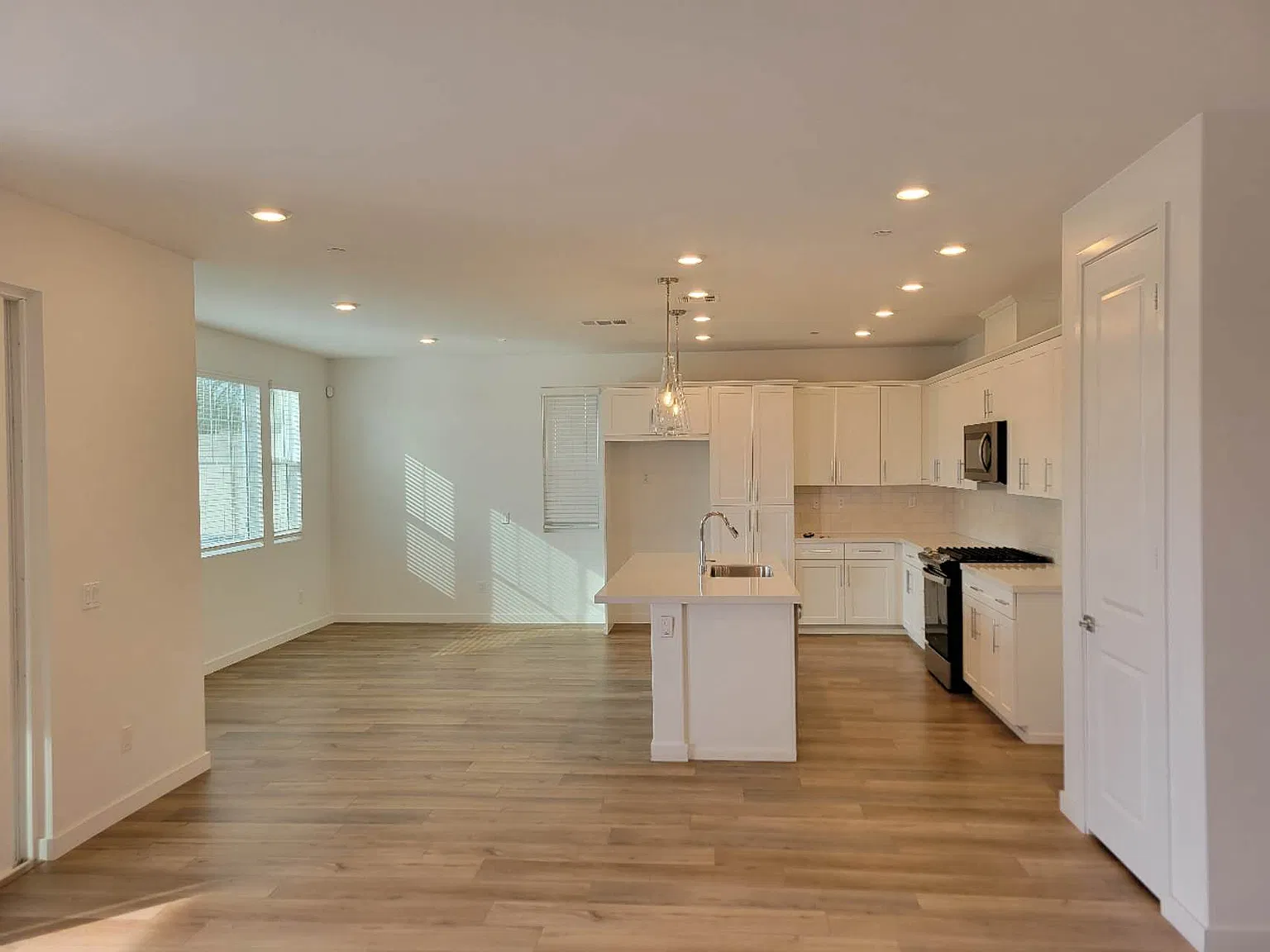 4 bed, 2379 sqft, $4,200 — Photo 3