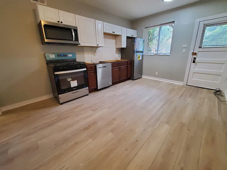 2068 W Hutchinson St #1 — Photo 8