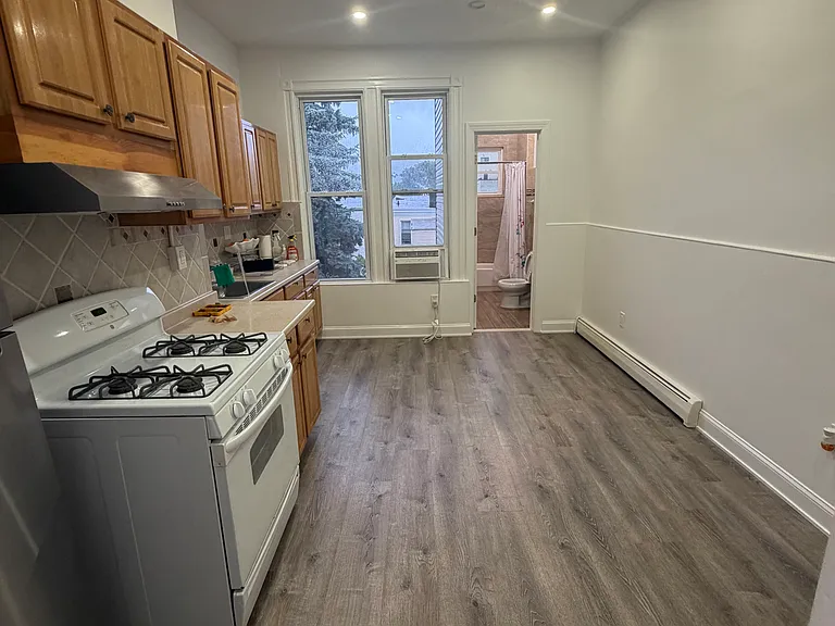 90 Hancock Ave — Photo 2