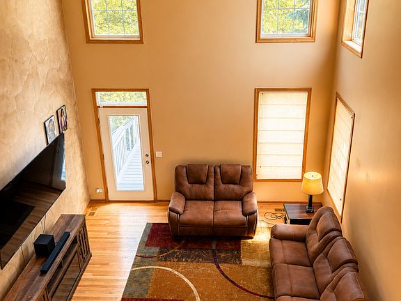 3rd image of 291 Jennifer Ct