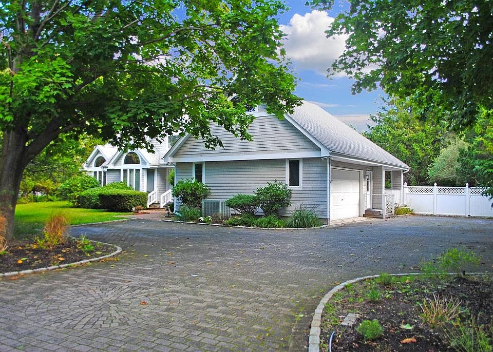 1st image of 8 Willow Ln