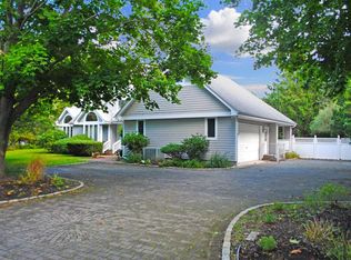 8 Willow Ln, Quogue, NY 11959