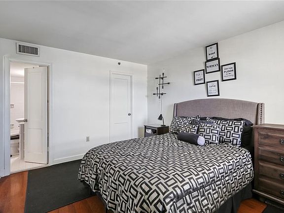 4th image of 1205 Saint Charles Ave APT 402